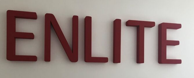 Physicher ENLITE Schriftzug an einer Wand
