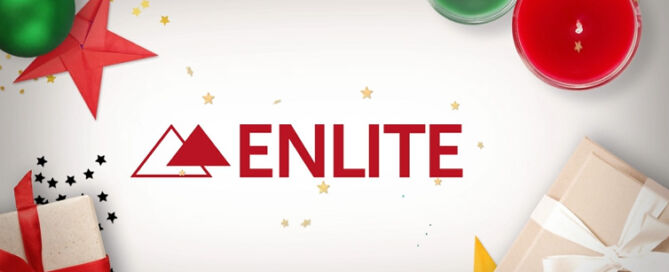 Enlite Schriftzug mit Weihnachstdekor im Hintergrund