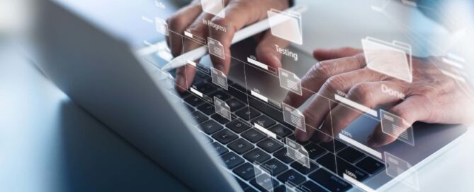 Laptop mit dem gearbeitet wird