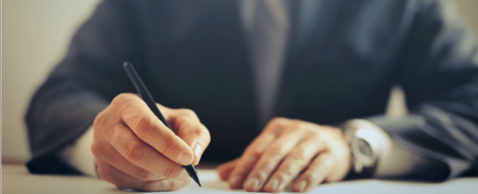 Momentaufnahme von einer Person, welche Notizen schreibt