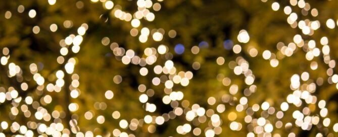 Warme Atmosphäre mit unscharfen Lichtpunkten