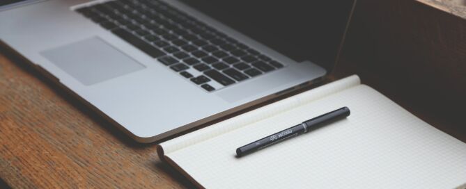 Laptop mit Notizblock