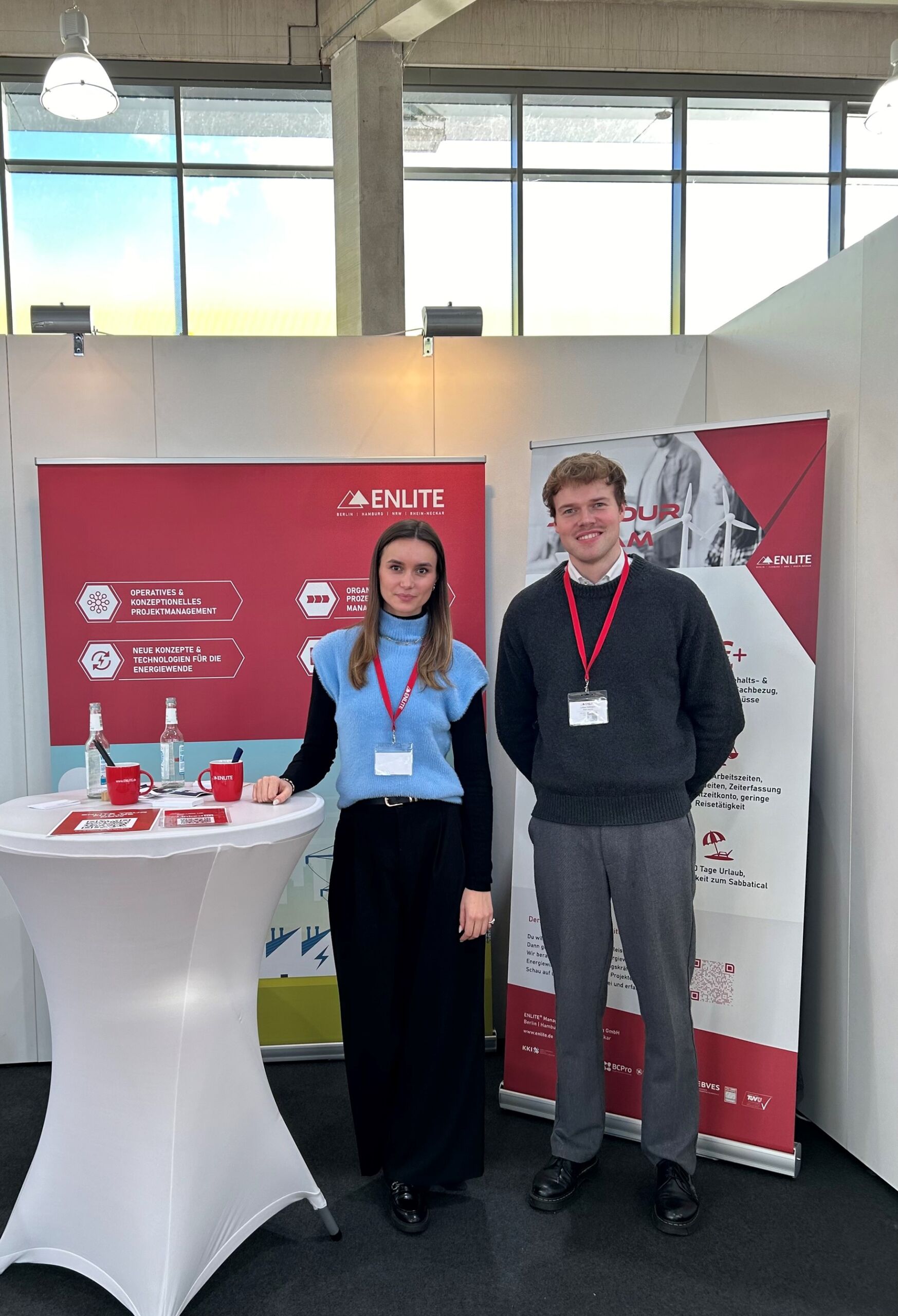 Kollege und Kollege auf der Jobmesse in Hamburg